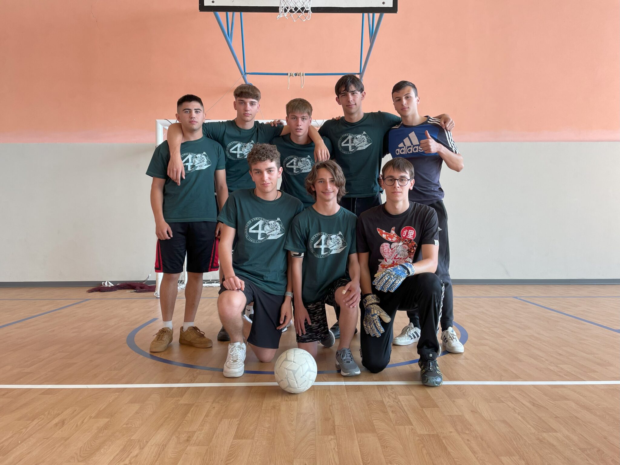 gruppo di ragazzi in posa calcio