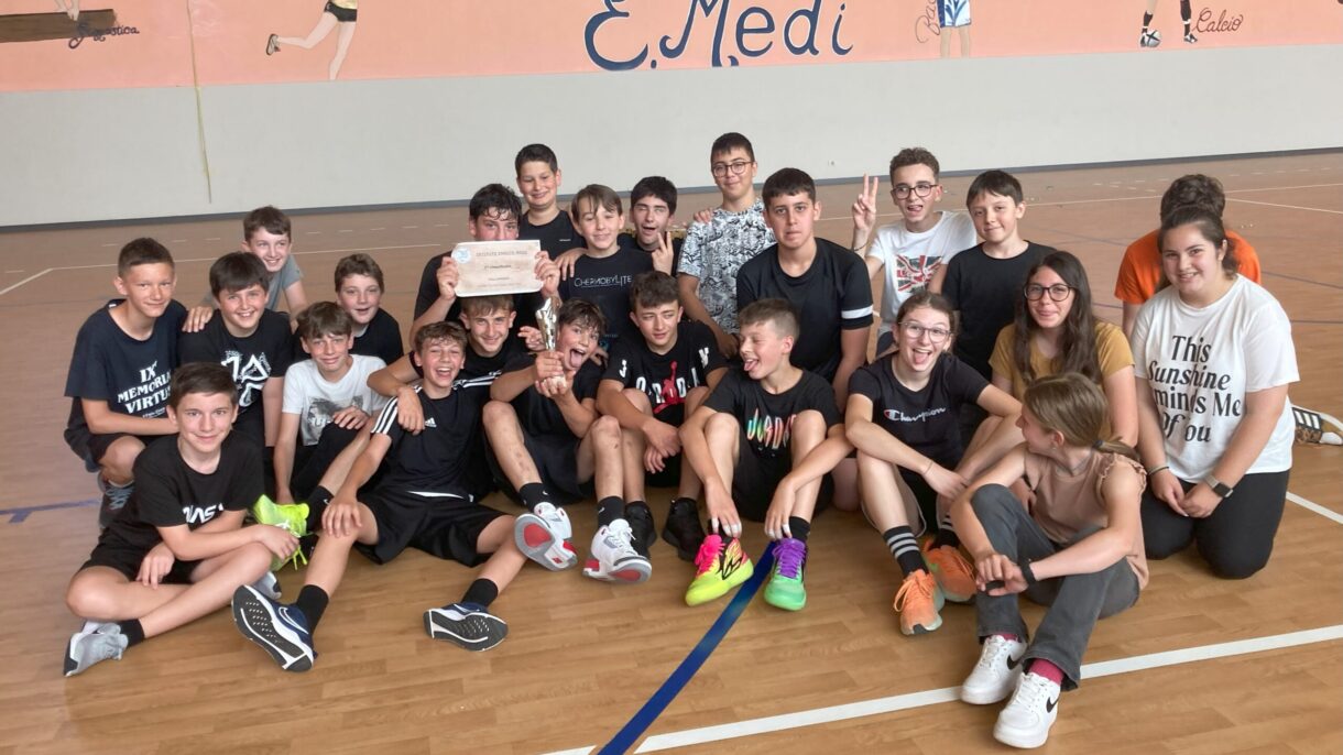 gruppo ragazzini seduti in palestra