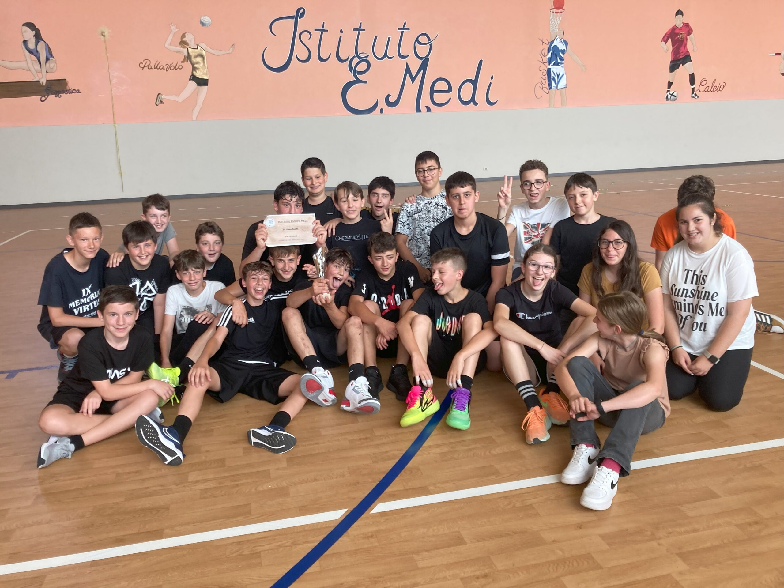 gruppo ragazzini seduti in palestra