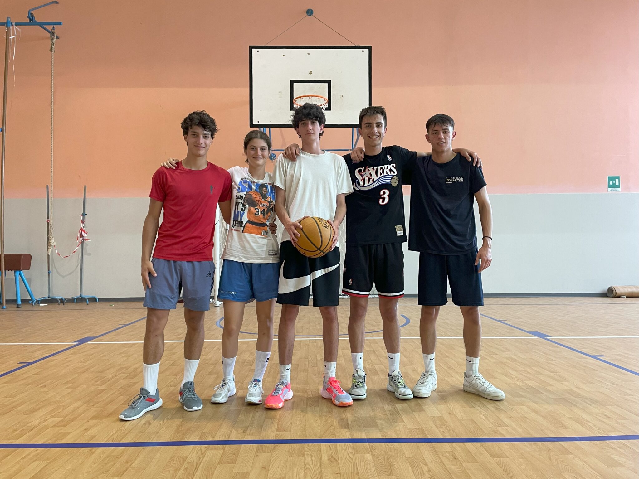 gruppo ragazzi in campo da basket