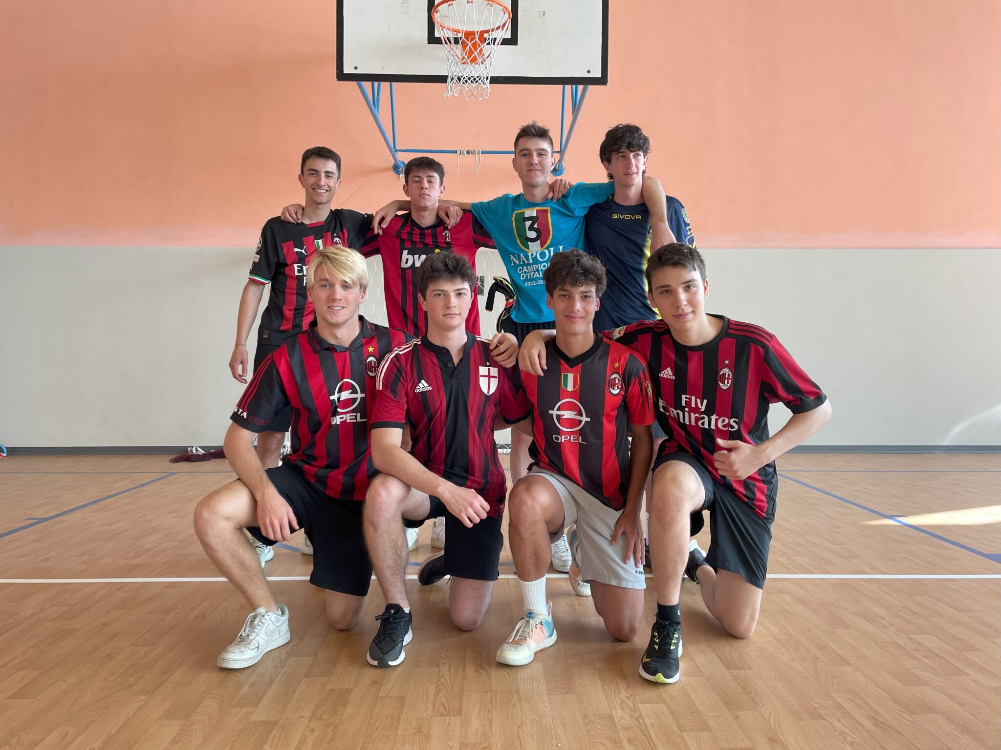 gruppo ragazzi posa calcistica