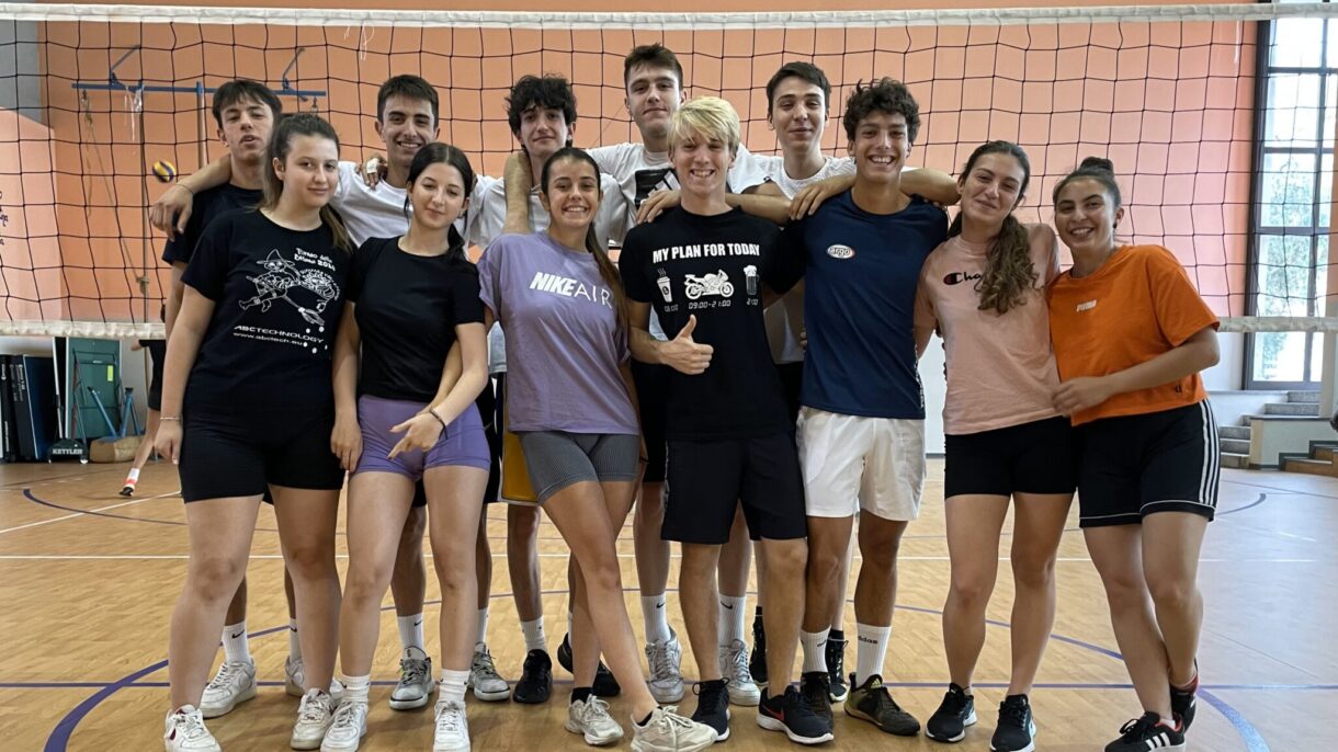 gruppo ragazzi campo pallavolo