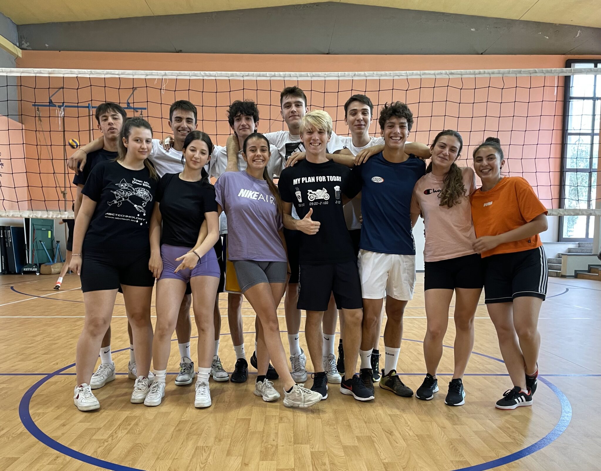 gruppo ragazzi campo pallavolo