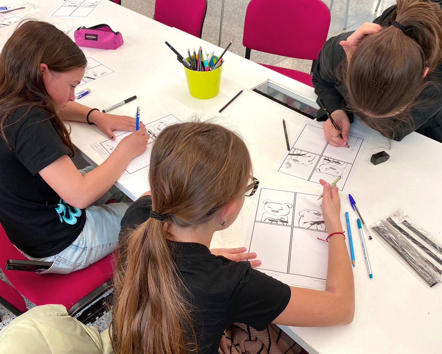 ragazzini in classe che disegnano