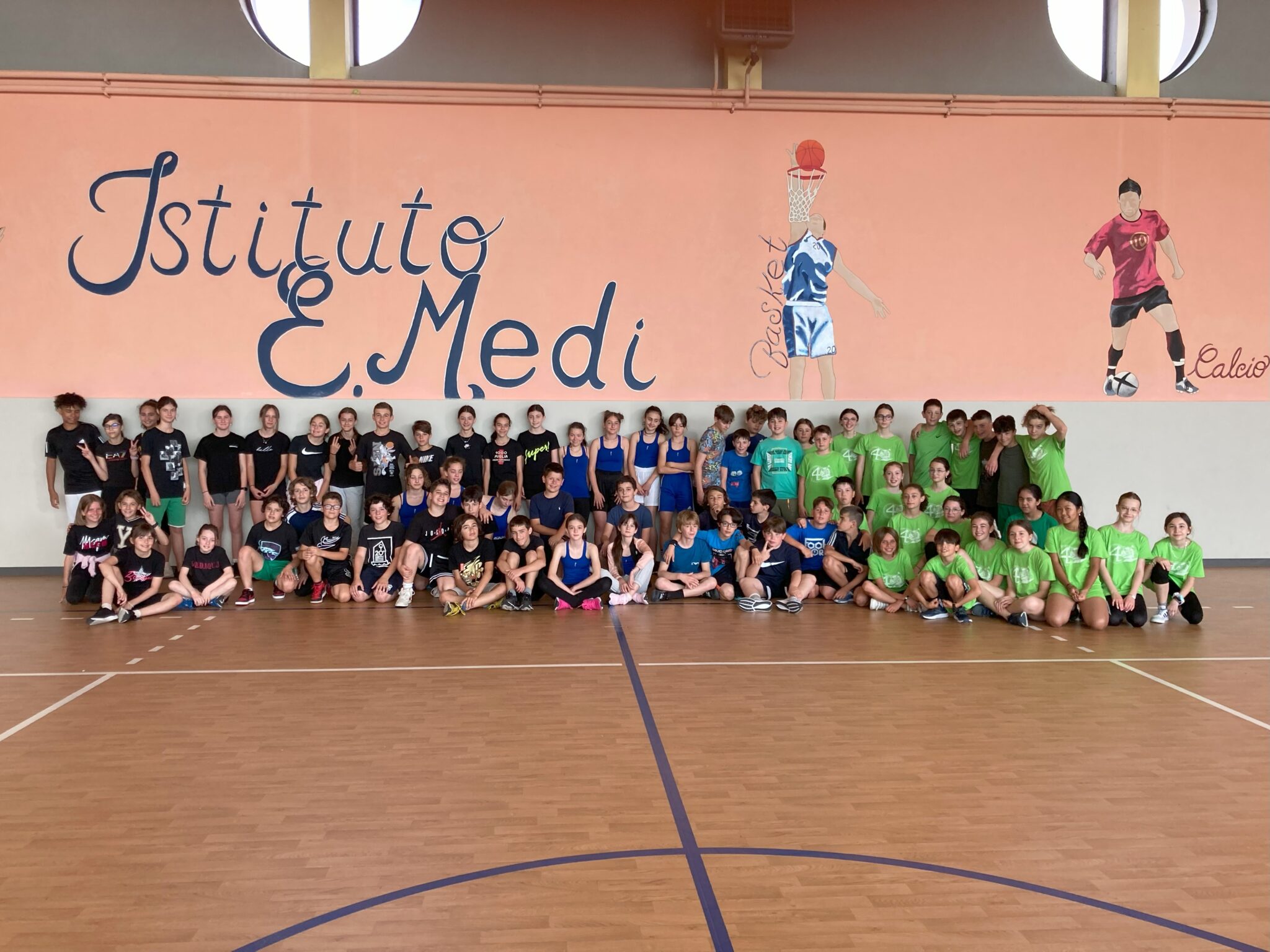 foto di gruppo ragazzini in palestra