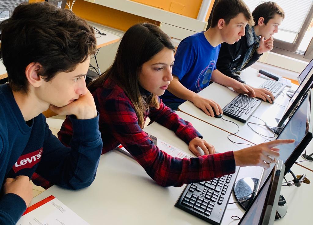 quattro ragazzi con computer