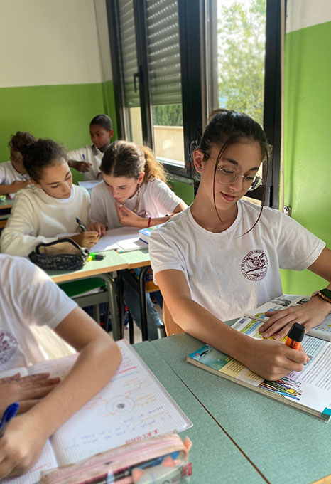 ragazzini secondaria primo grado in classe