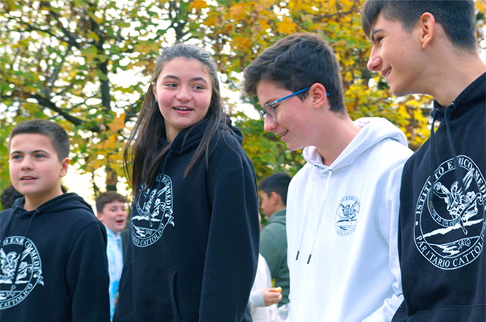 quattro ragazzi con felpa istituto medi