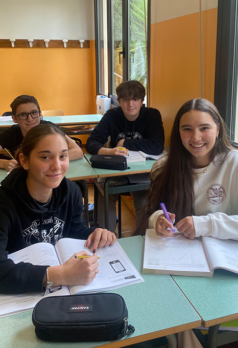 quattro ragazzi liceo in classe